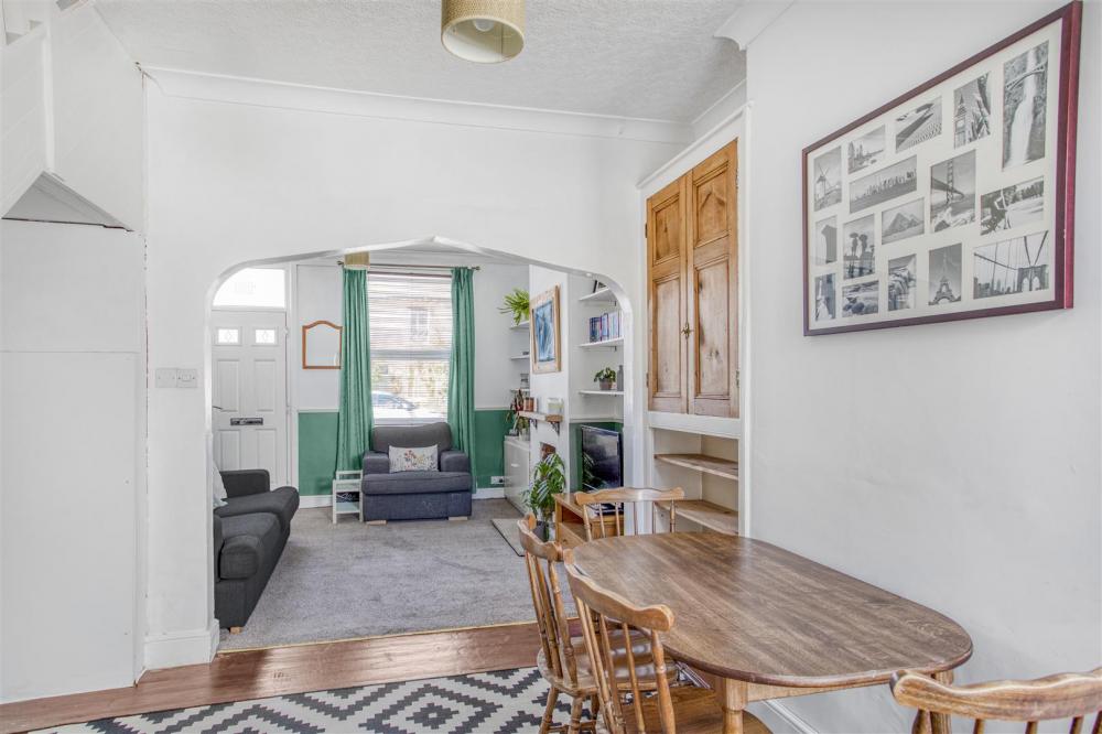 OPEN PLAN LIVING / DINING AREA