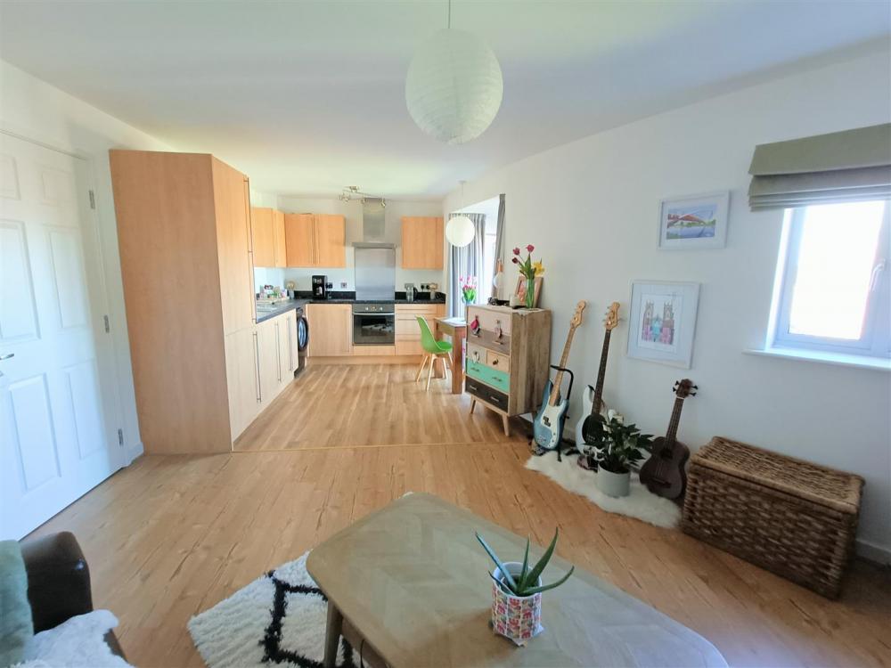 KITCHEN/LIVING ROOM