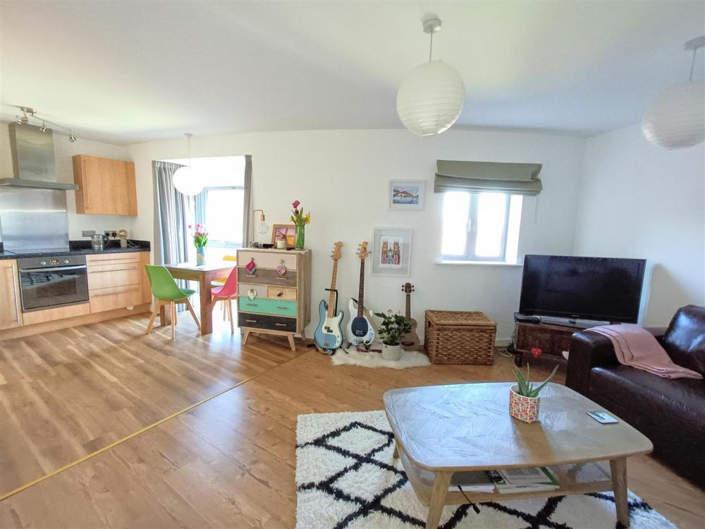 KITCHEN/LIVING ROOM