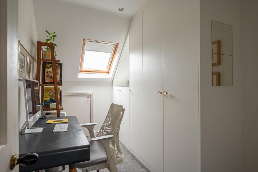 BEDROOM/STUDY