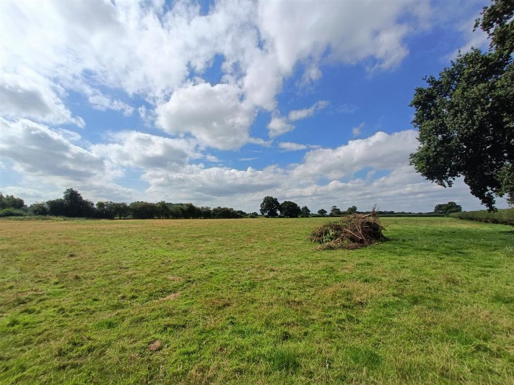 VIEWS TO FIELDS TO THE REAR