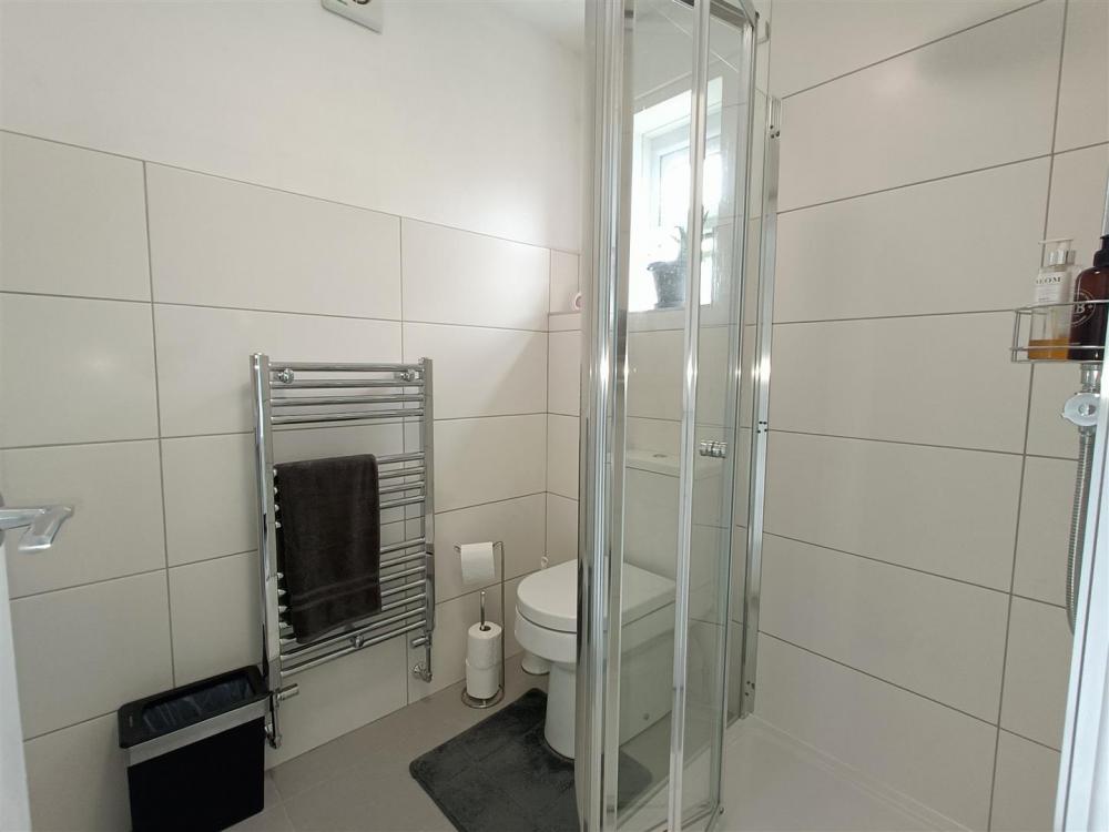 EN-SUITE SHOWER ROOM