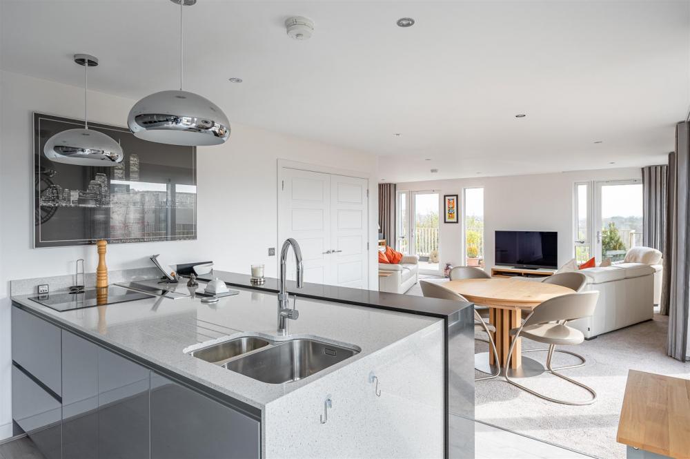 KITCHEN/DINING