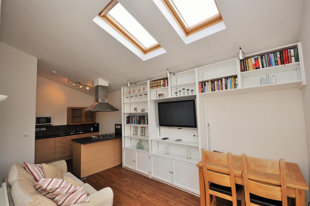 SITTING / DINING AREA