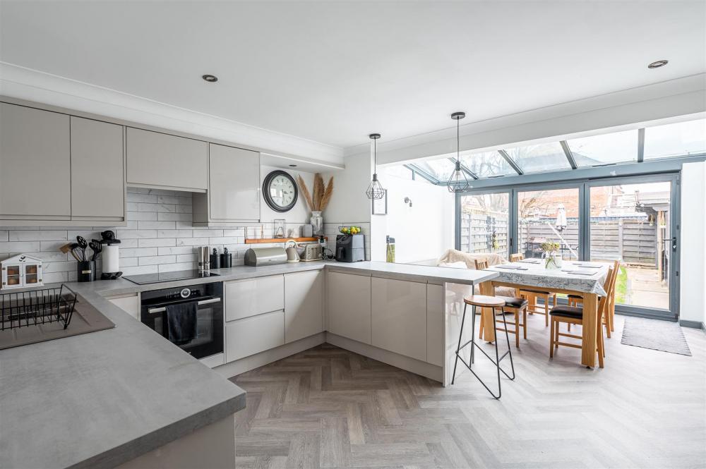 KITCHEN/ DINING ROOM