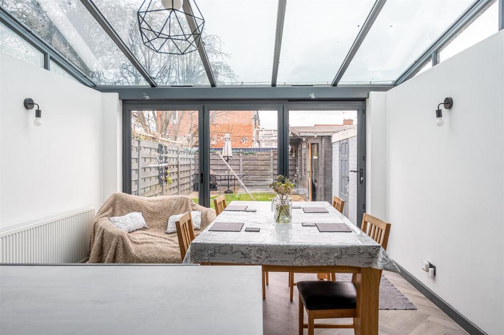 KITCHEN/DINING ROOM