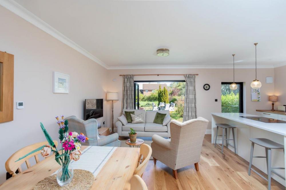 OPEN PLAN LIVING AREA