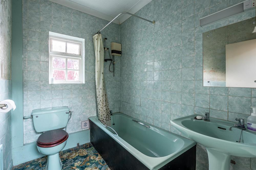 GROUND FLOOR BATHROOM