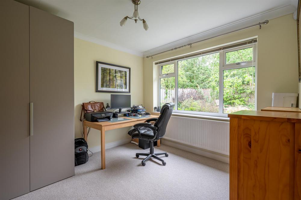 BEDROOM/STUDY
