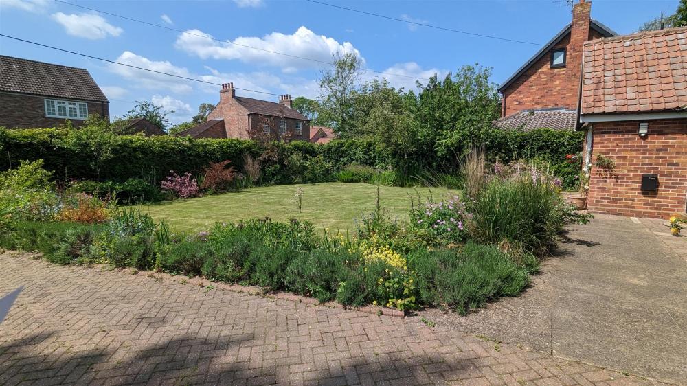 FRONT GARDEN