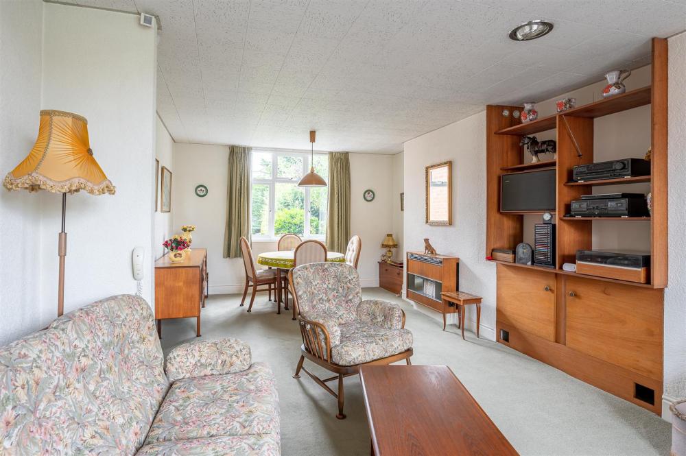 OPEN PLAN LIVING ROOM / KITCHEN