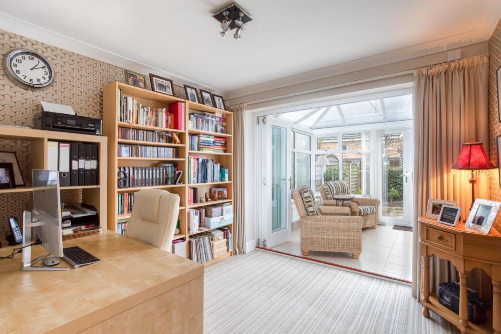 BEDROOM/STUDY