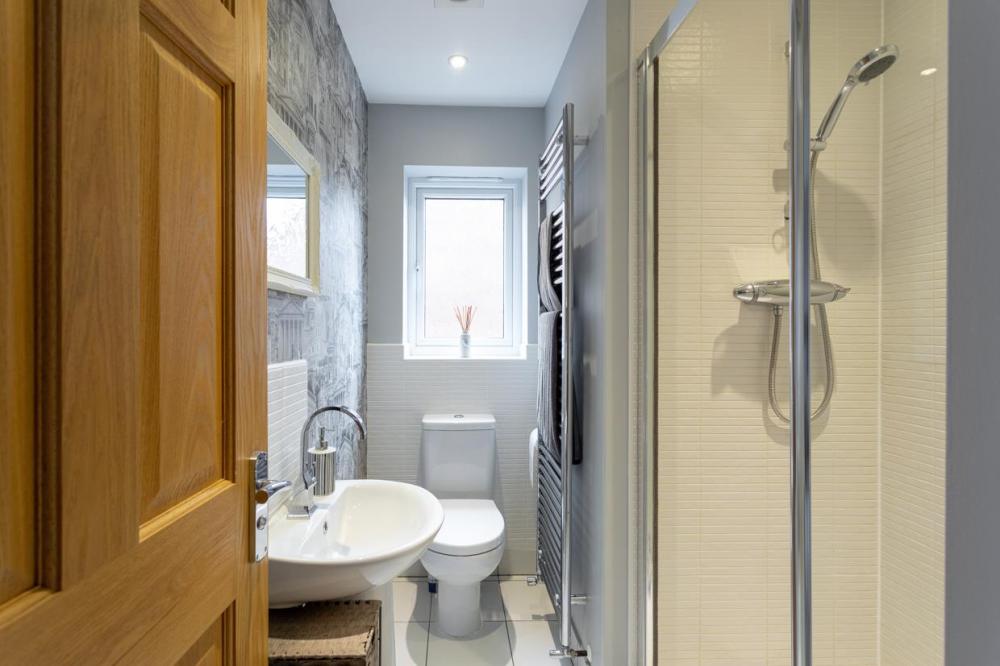 EN-SUITE SHOWER ROOM