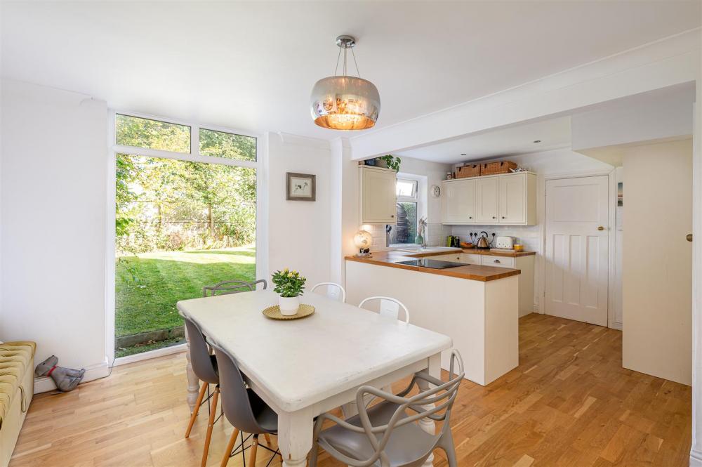 KITCHEN DINER