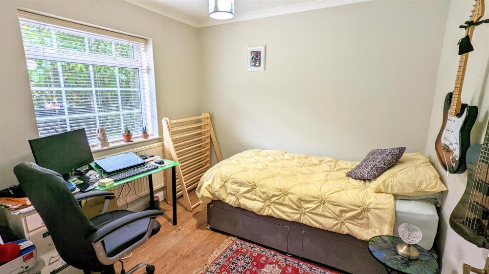 BEDROOM/STUDY