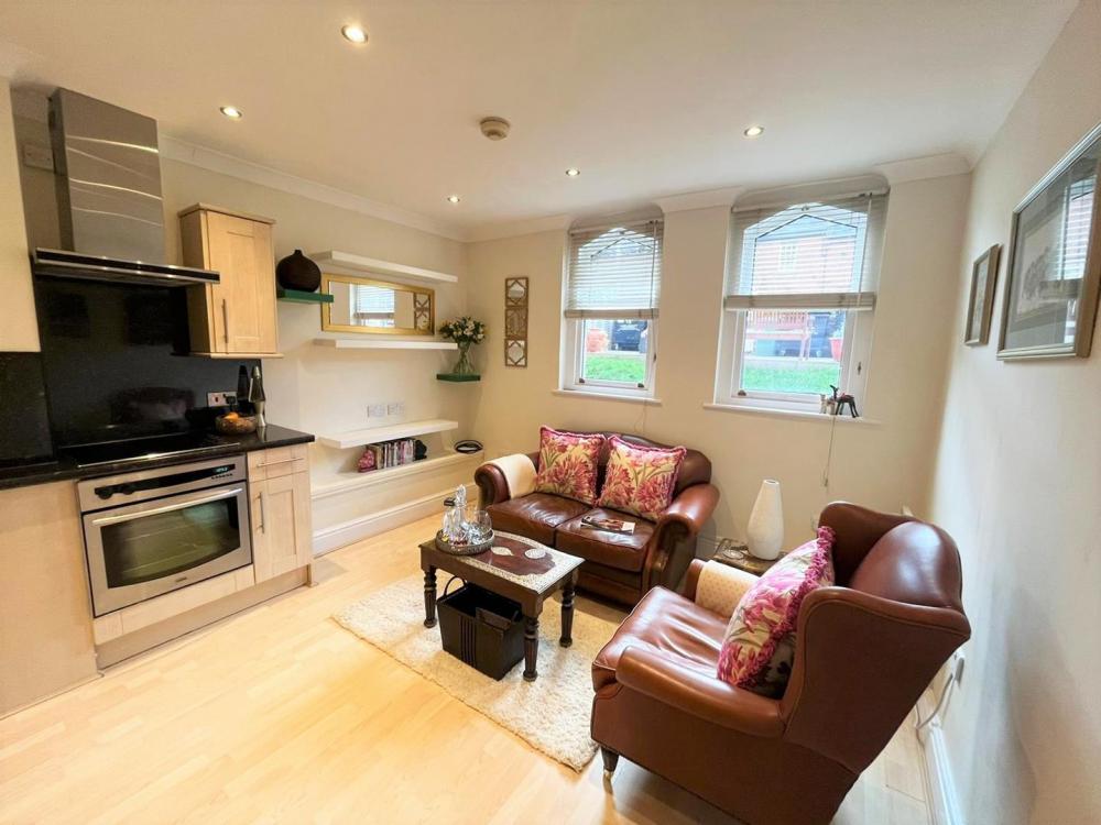 KITCHEN/LIVING