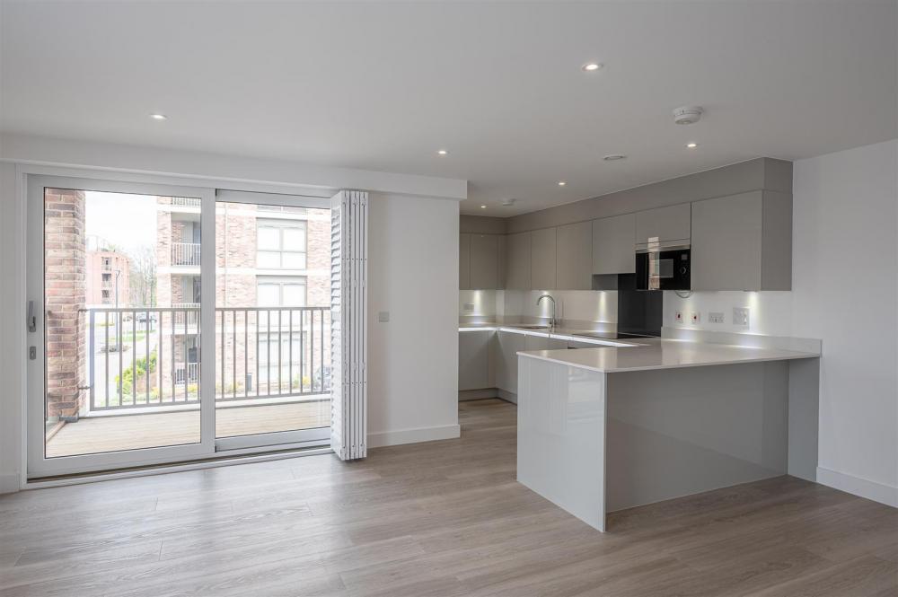 KITCHEN/LIVING ROOM