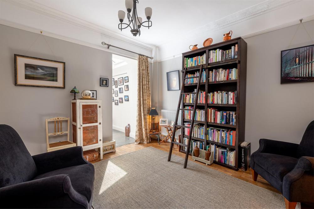 SNUG/DINING ROOM