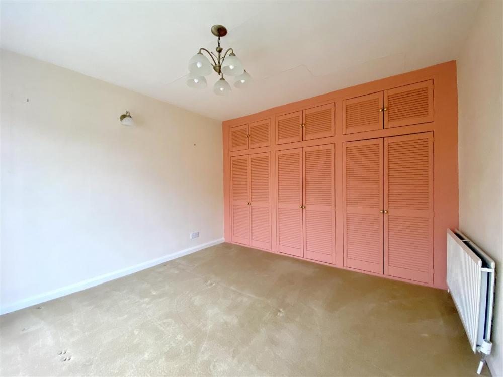 LIVING ROOM/BEDROOM