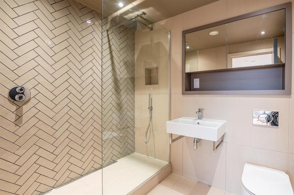 EN SUITE