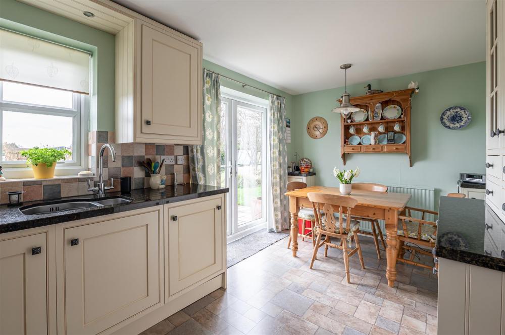 KITCHEN / DINING ROOM