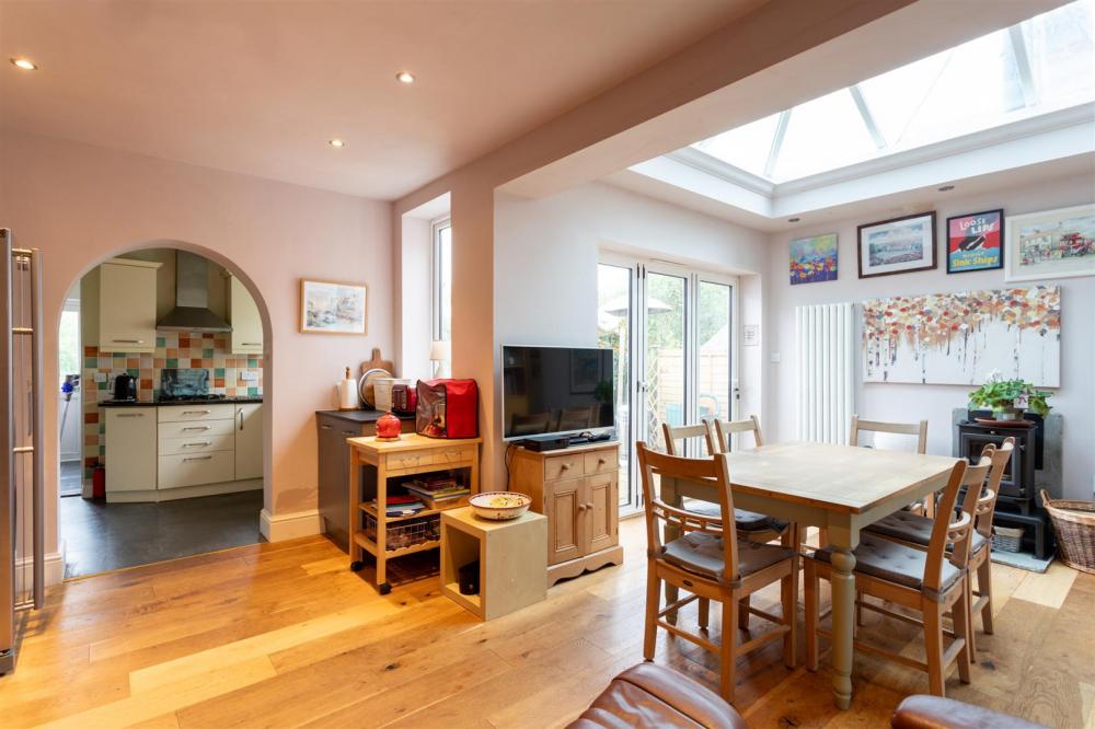 OPEN PLAN FAMILY ROOM