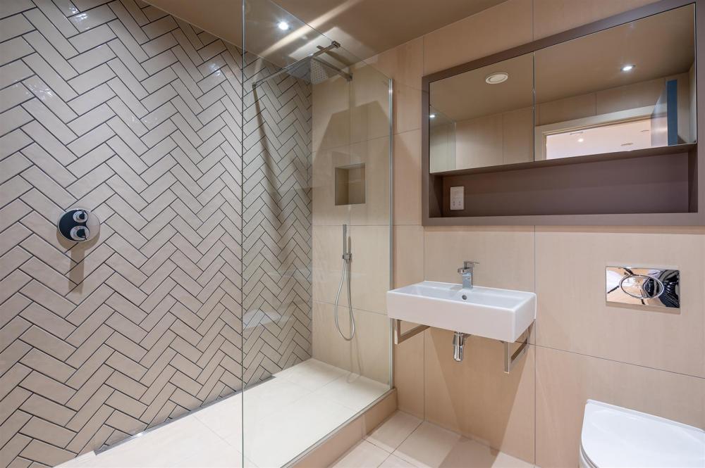 EN SUITE