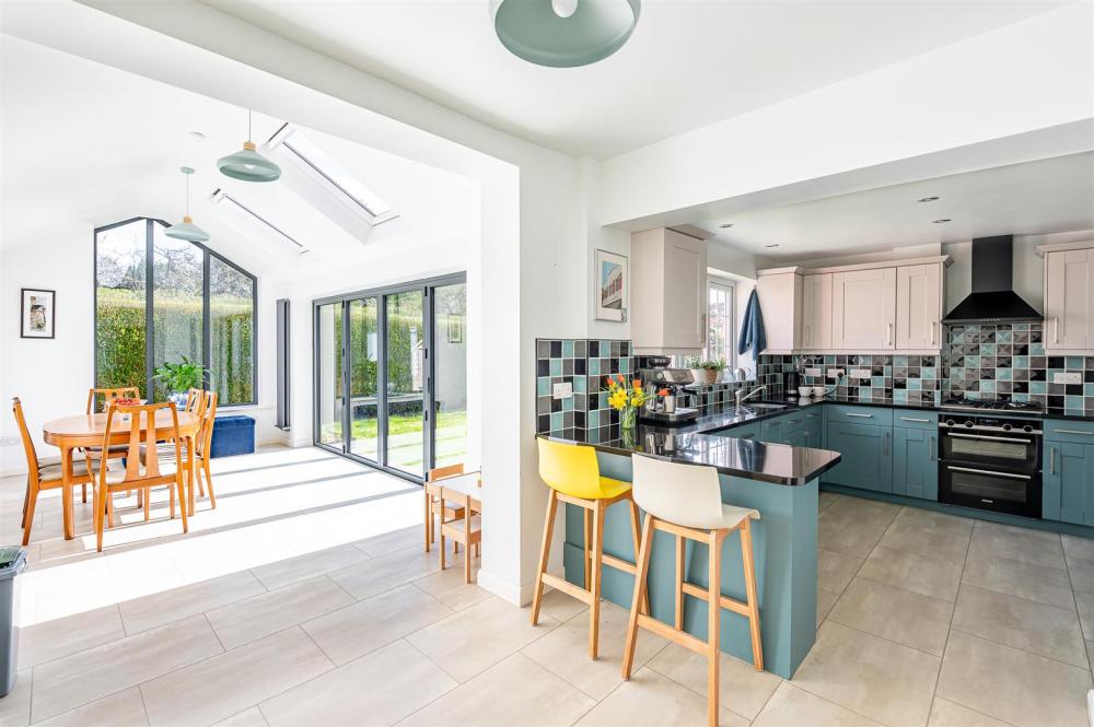 KITCHEN/DINING