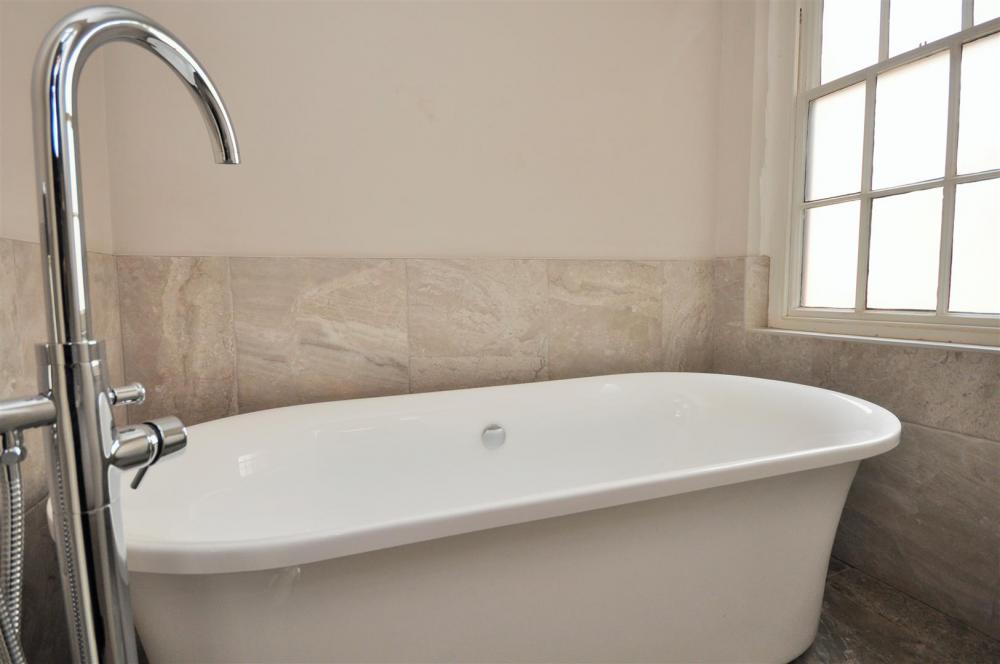 MASTER BEDROOM EN-SUITE