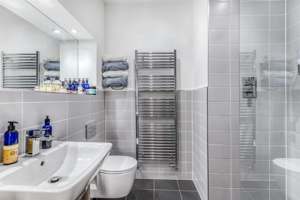 EN SUITE