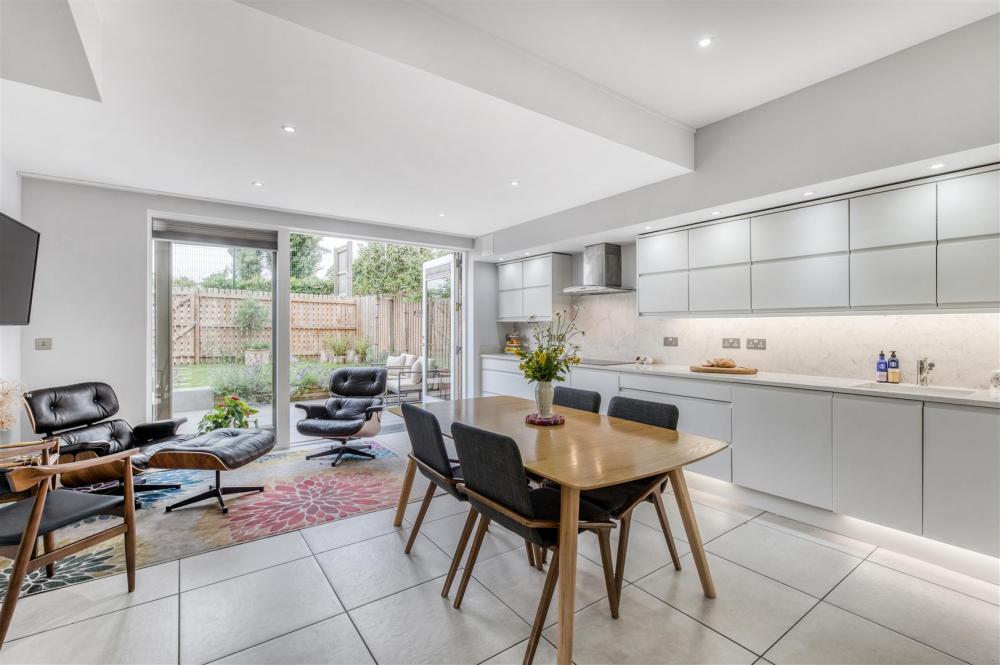 KITCHEN / DINER