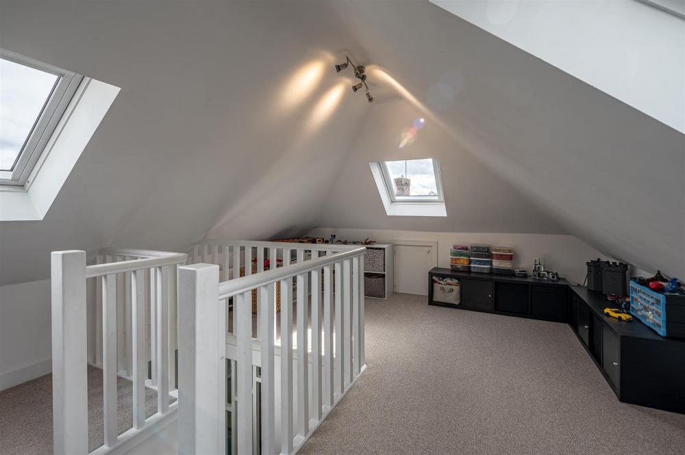 BEDROOM/ SITTING ROOM