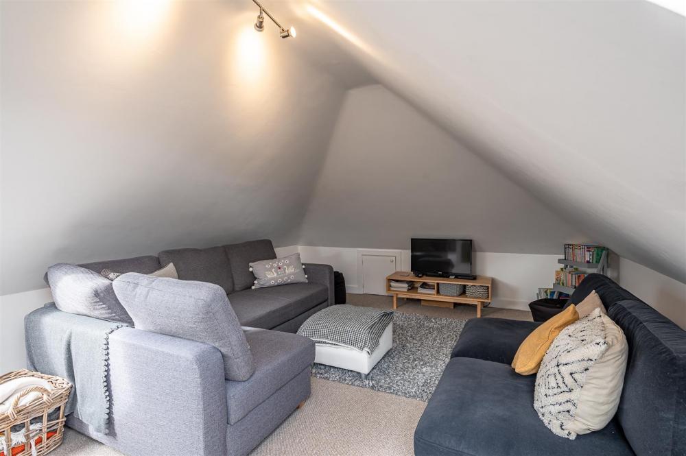 BEDROOM/ SITTING ROOM