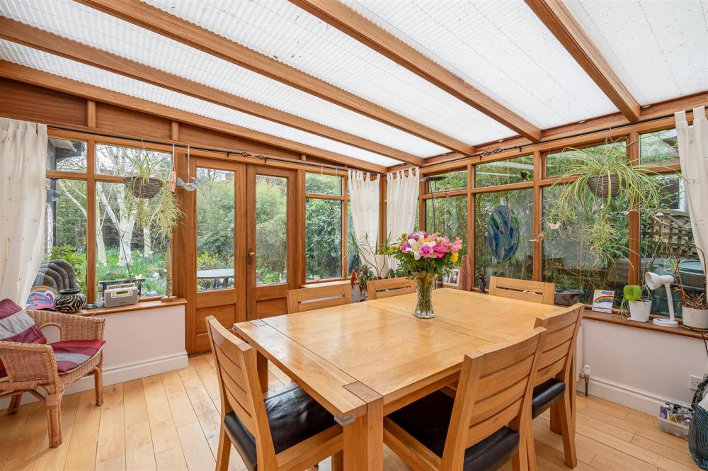 GARDEN ROOM / DINING AREA