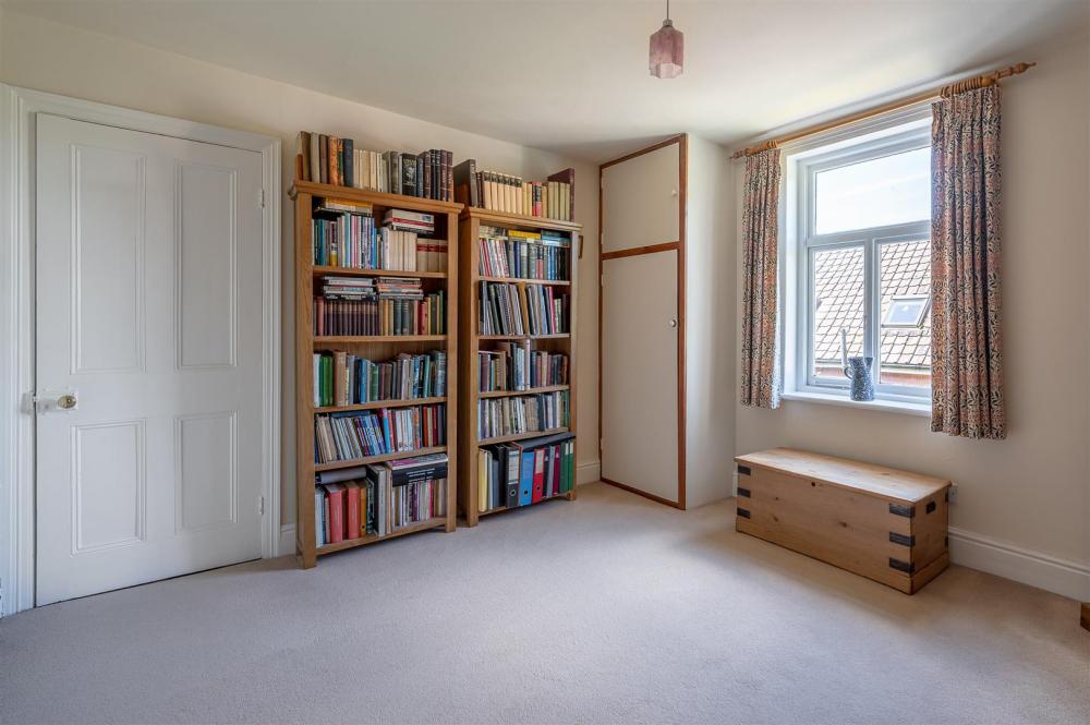 BEDROOM / PLAYROOM / DRESSING ROOM