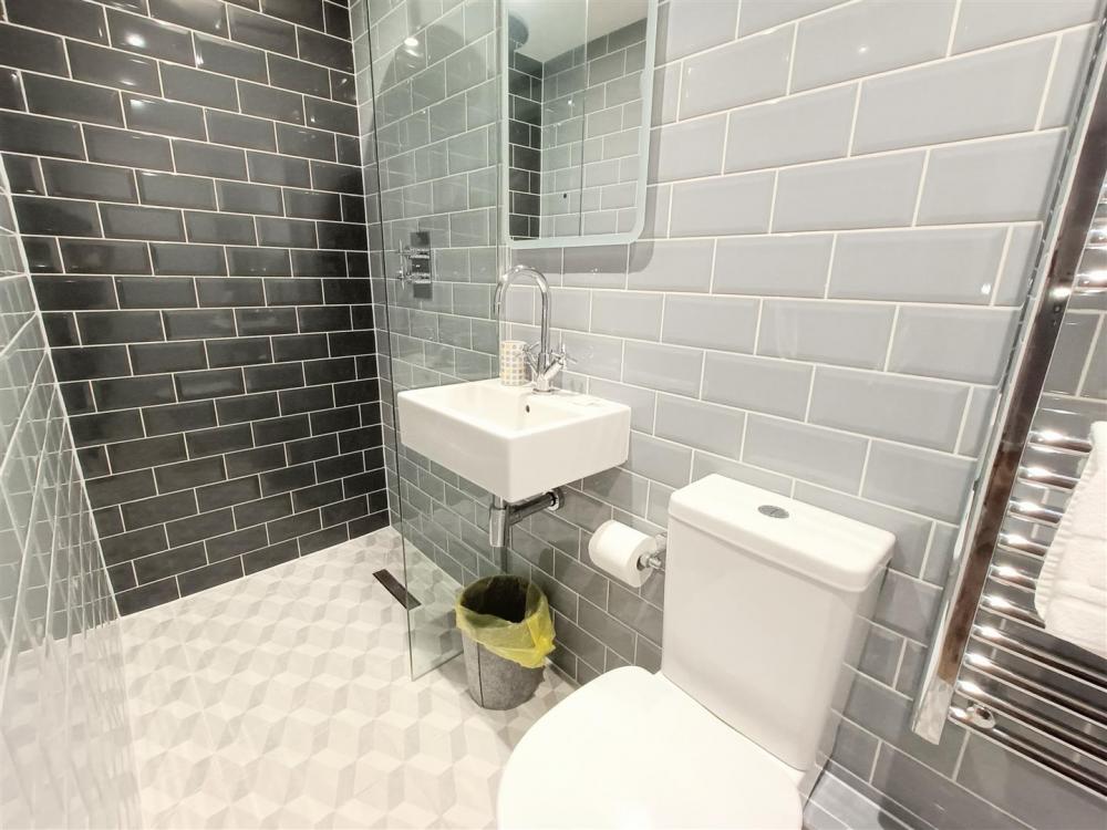 MASTER BEDROOM EN-SUITE