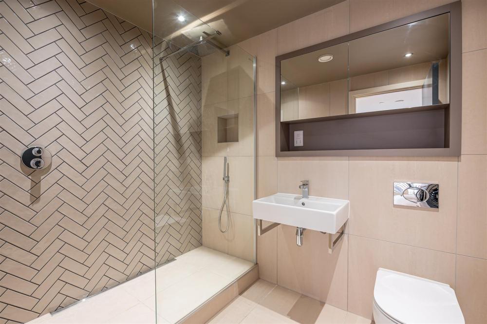 EN SUITE