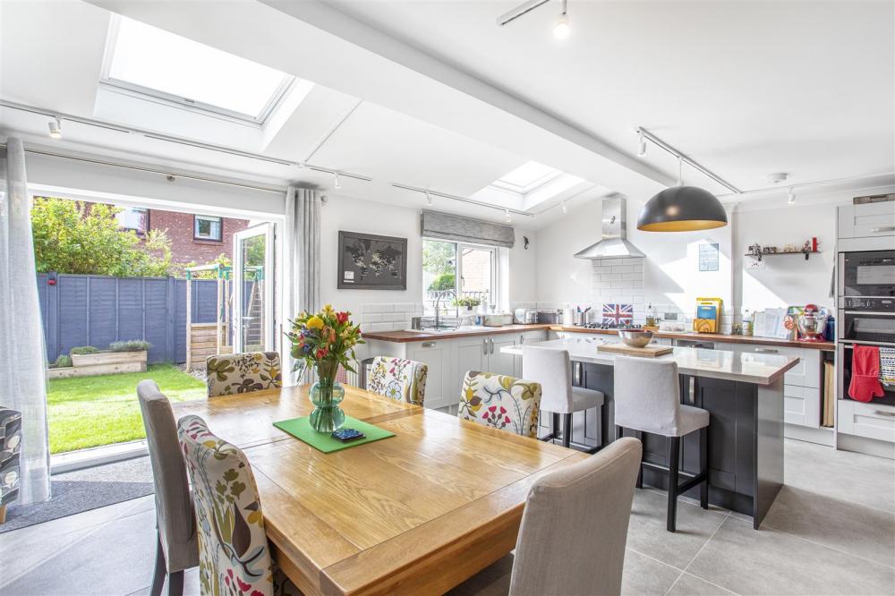 KITCHEN DINER