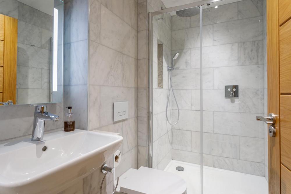 EN-SUITE SHOWER ROOM