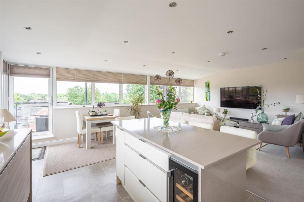 KITCHEN / LIVING ROOM