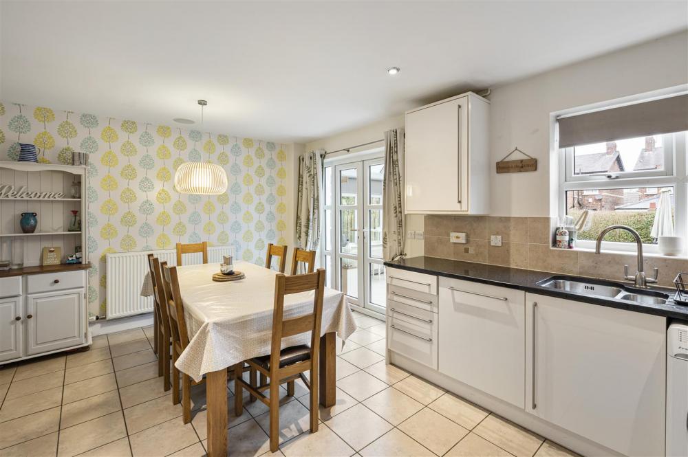 KITCHEN/ DINING ROOM