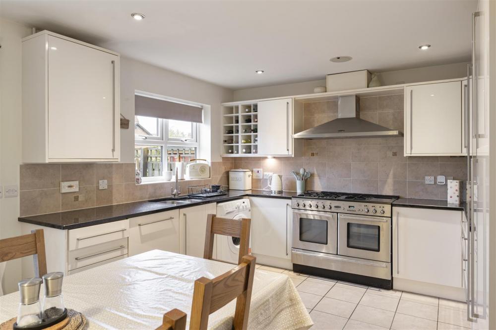 KITCHEN/ DINING ROOM