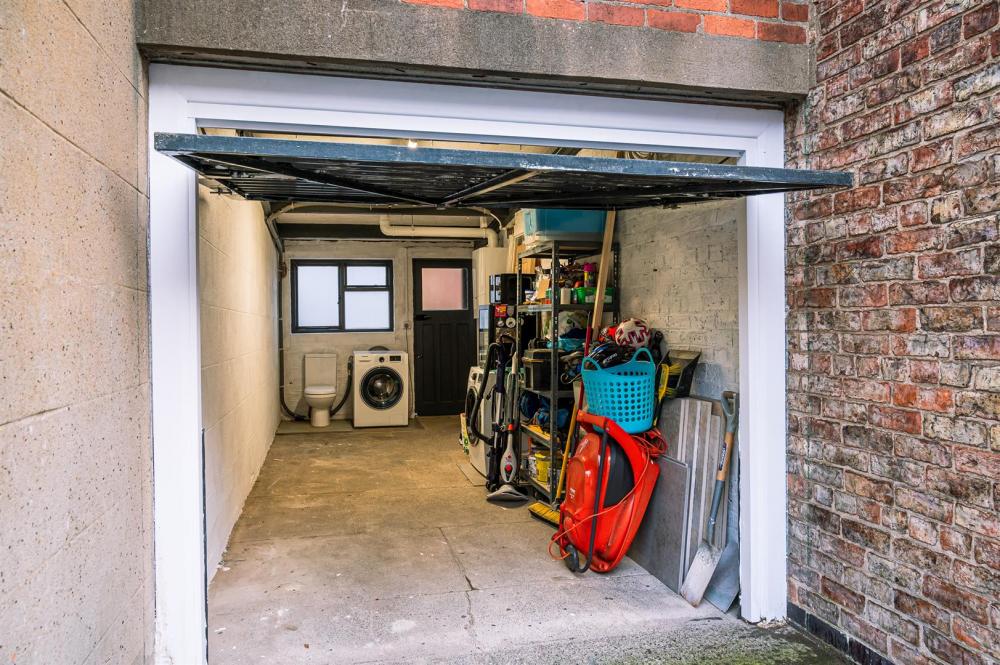 GARAGE WITH UTILITY AREA