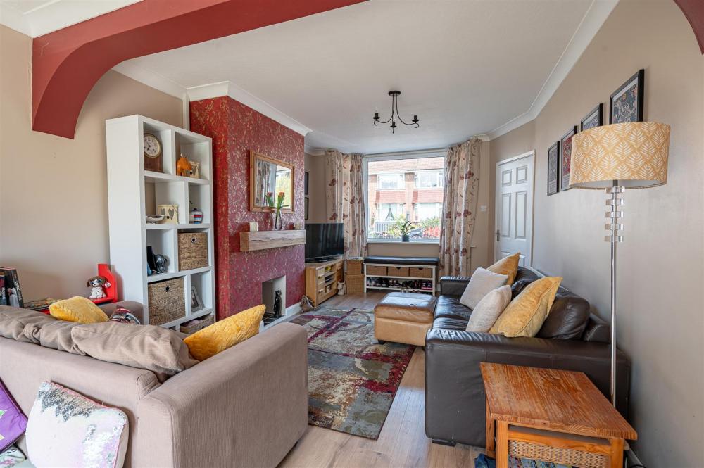 LIVING/ DINING ROOM
