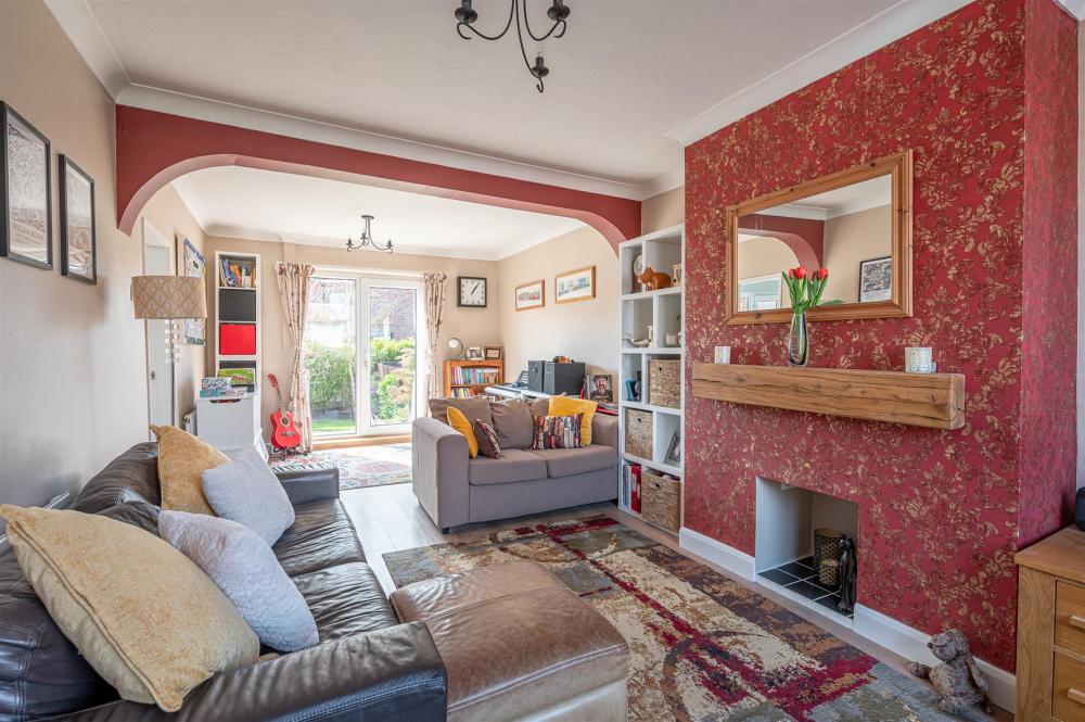 LIVING/ DINING ROOM