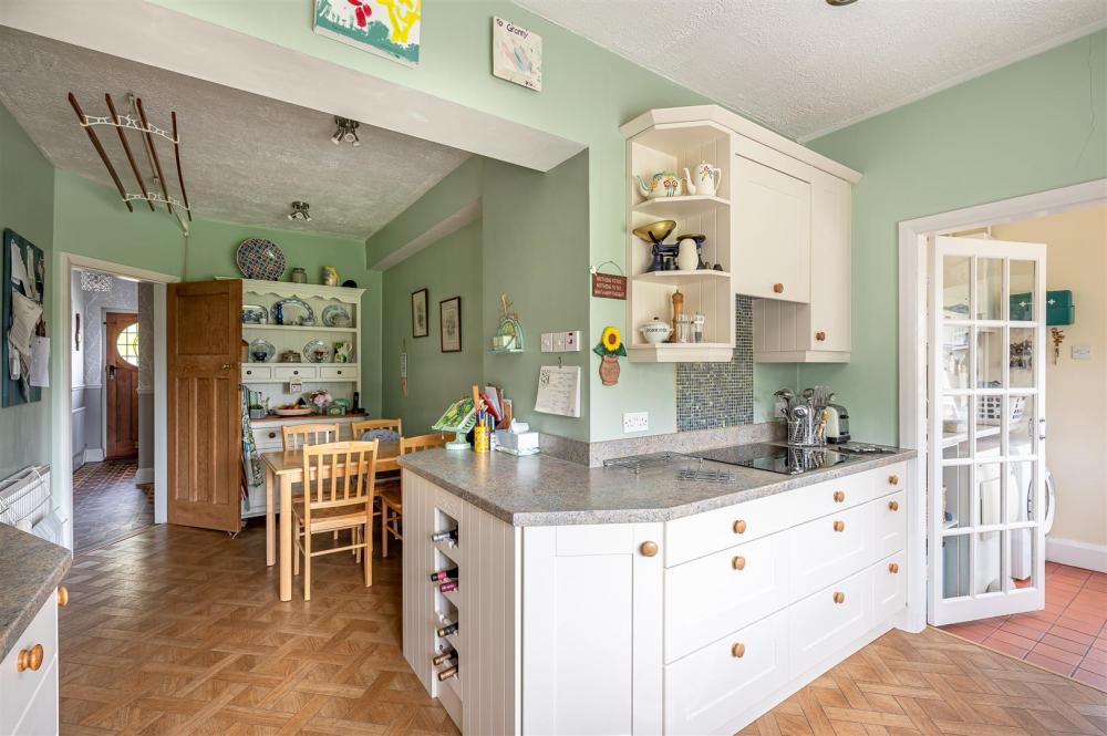 KITCHEN / DINING ROOM