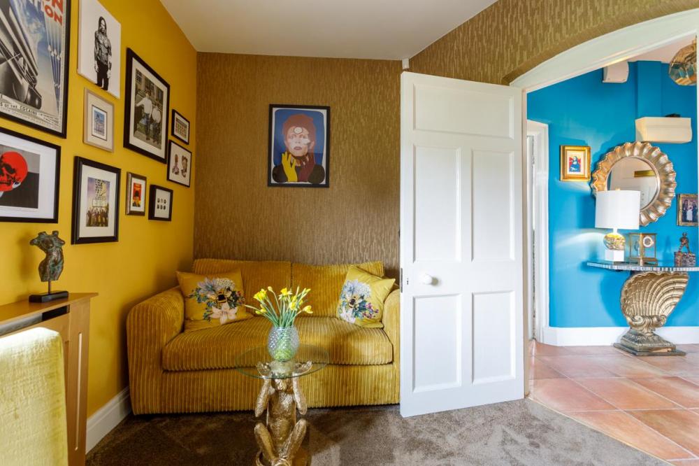 BEDROOM/SITTING ROOM