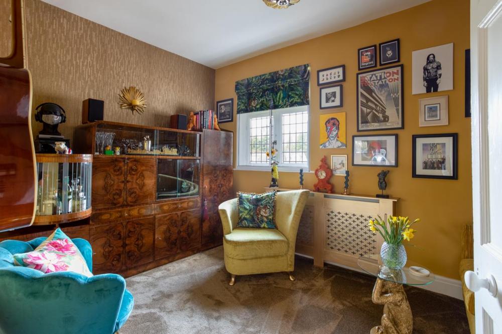 BEDROOM/SITTING ROOM