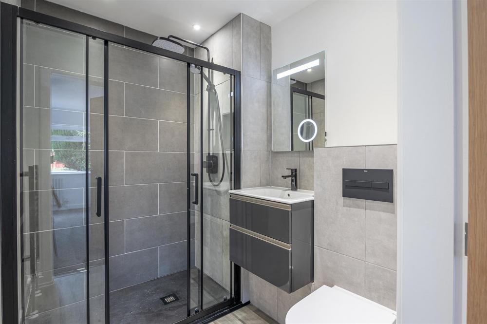 EN SUITE