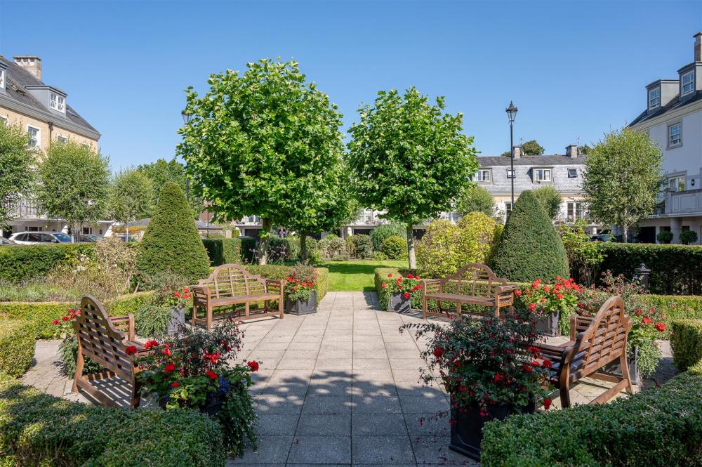 COMMUNAL GROUNDS